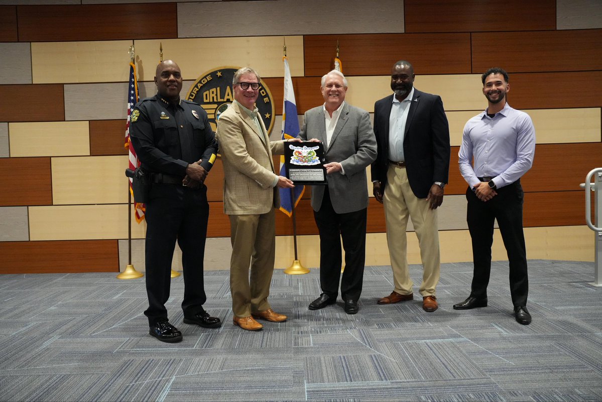 OrlandoPolice's tweet image. The Dueling Dragons celebrated tonight with their end-of-season banquet.
Team members and their families enjoyed inspiring words from Chief Smith, Commissioner Stuart, and Parks and Recreation Director Rodney Williams.
Following dinner, everyone was wowed by the magic tricks of…