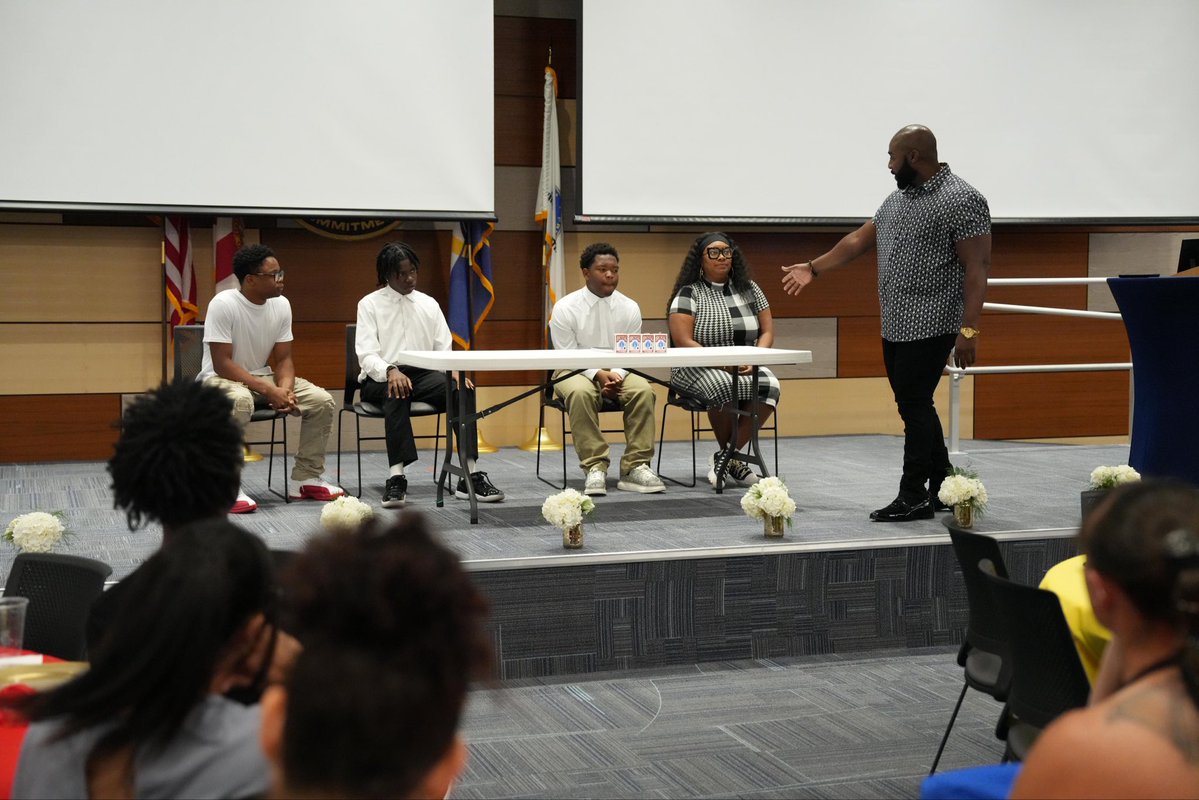 OrlandoPolice's tweet image. The Dueling Dragons celebrated tonight with their end-of-season banquet.
Team members and their families enjoyed inspiring words from Chief Smith, Commissioner Stuart, and Parks and Recreation Director Rodney Williams.
Following dinner, everyone was wowed by the magic tricks of…