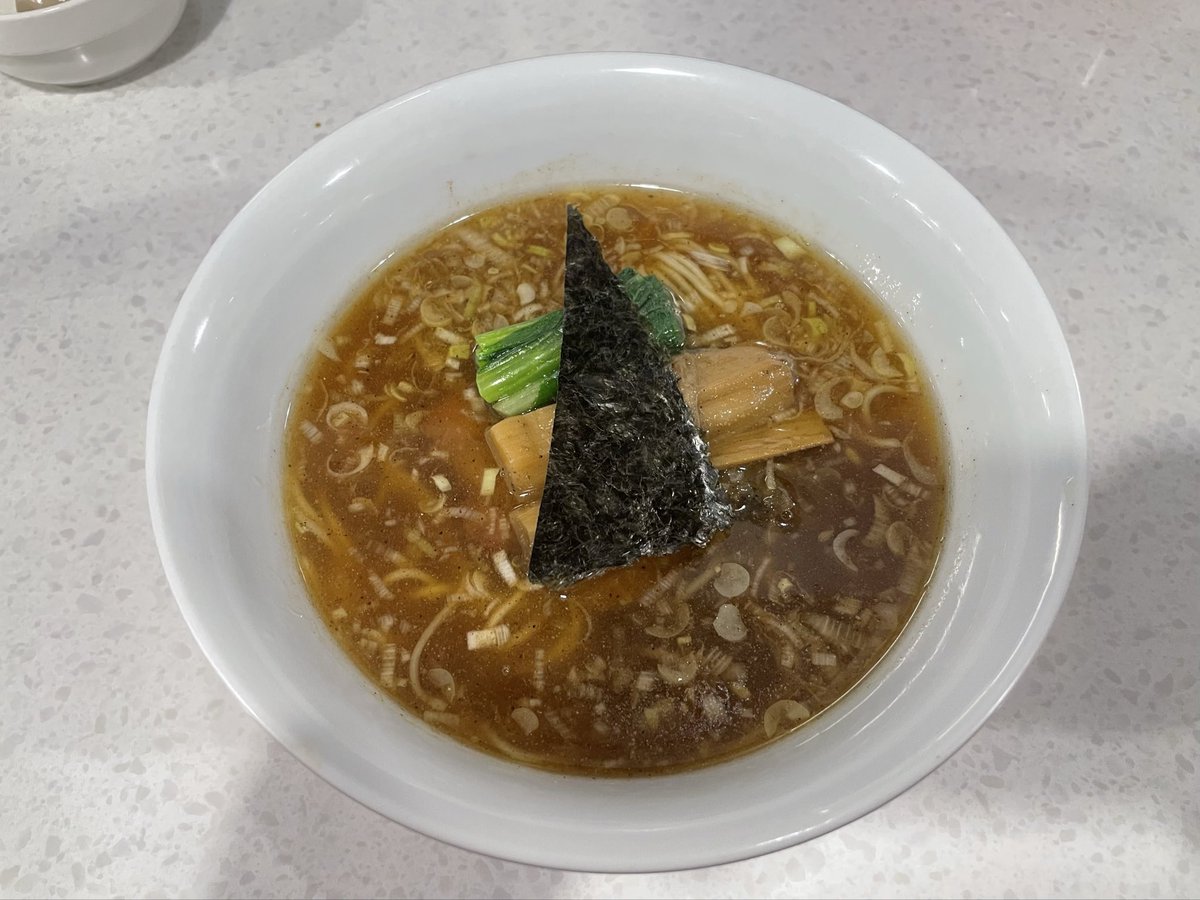yadannakashima's tweet image. ラーメン星印@反町（神奈川県）
醤油らぁ麺1000円

10周年を機に大きくリニューアル‼️
出身店の「支那そばや」さんが根底にありながら、自分の好きなラーメン屋さんのエッセンスを加え、独自のラーメンに昇華！という事で、海苔も三角に‼️
香味油も特徴的！…