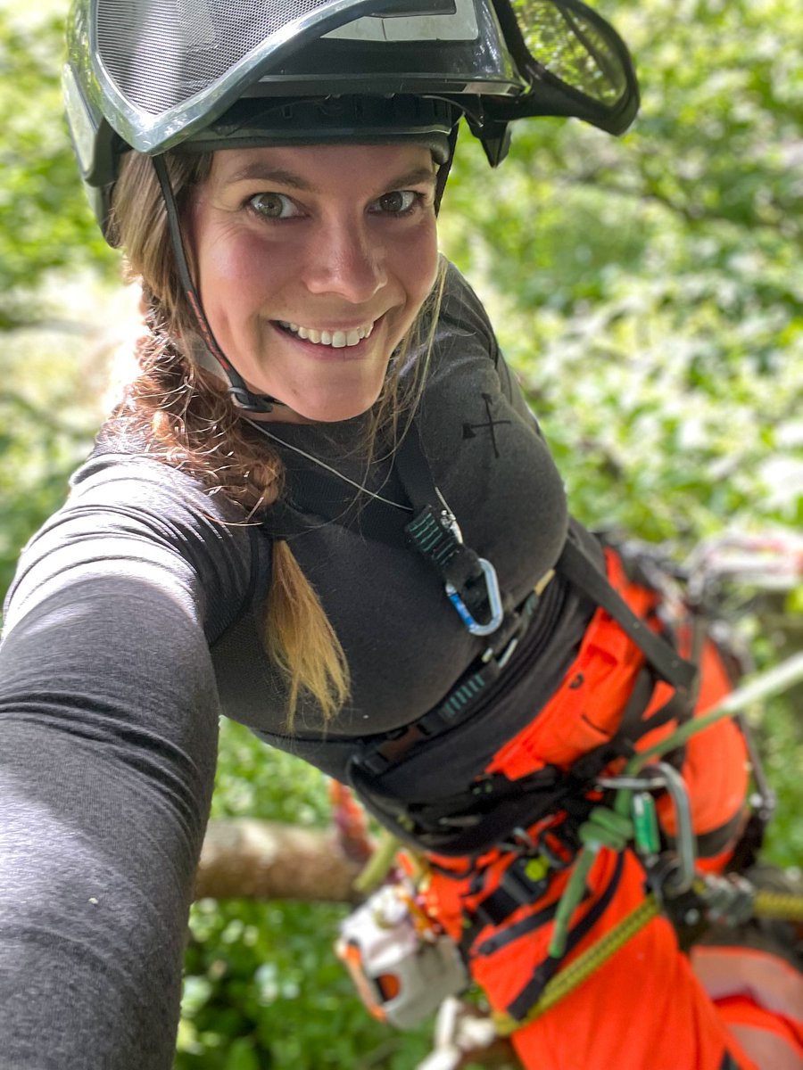 FelixiaaBanck's tweet image. I had the most fabulous day climbing a beautiful big beech tree. Enjoying nature up and close is one of my favorite things about the job as an arborist or forestworker! 

Whats your favorite part about the job? 
#Femalelumberjack #arborist #treework #treecare #treesurgeon