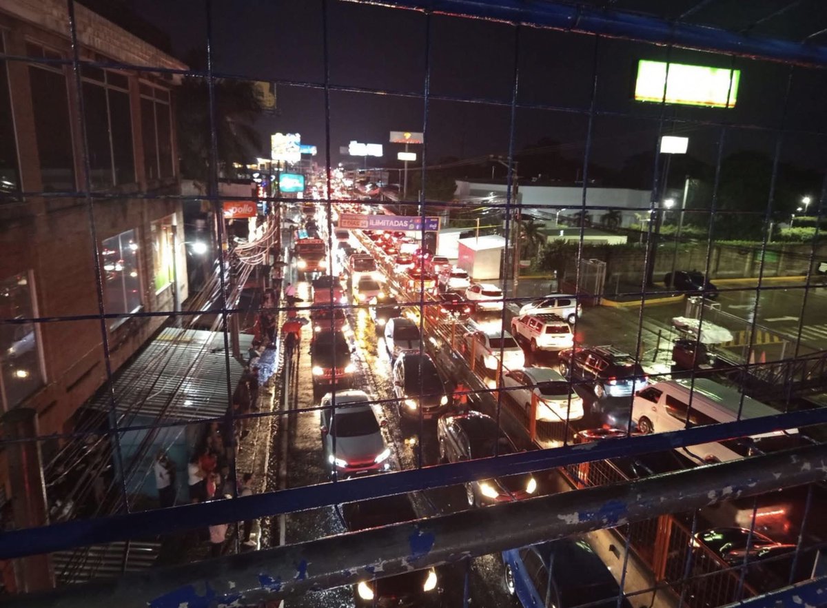 🚗🌧️ TRÁFICO TOTALMENTE COLAPSADO EN SANTA ANA CENTRO 

📍 Varias calles de Santa Ana Centro, en los alrededores de Metrocentro, se encuentran cerradas debido a los estragos de las fuertes lluvias registradas esta tarde.

🚦 Automovilistas permanecen detenidos en medio del