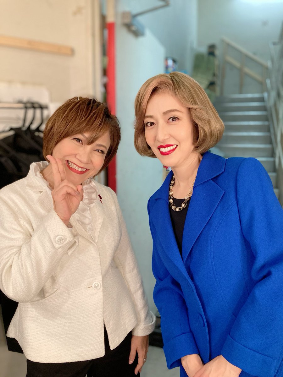 舞台「大阪は踊る！」
残り二日間になってしまいました。
大阪子供の頃からTVで見てた海原はるか師匠とポケモンサトシ君の松本梨香さんをゲットだせ！
フゥッ！
謎の外国人が絡みました。
12日迄松竹座でやってます。閉館前のこの舞台に立つ喜び🤩ステージにぶつけるで。