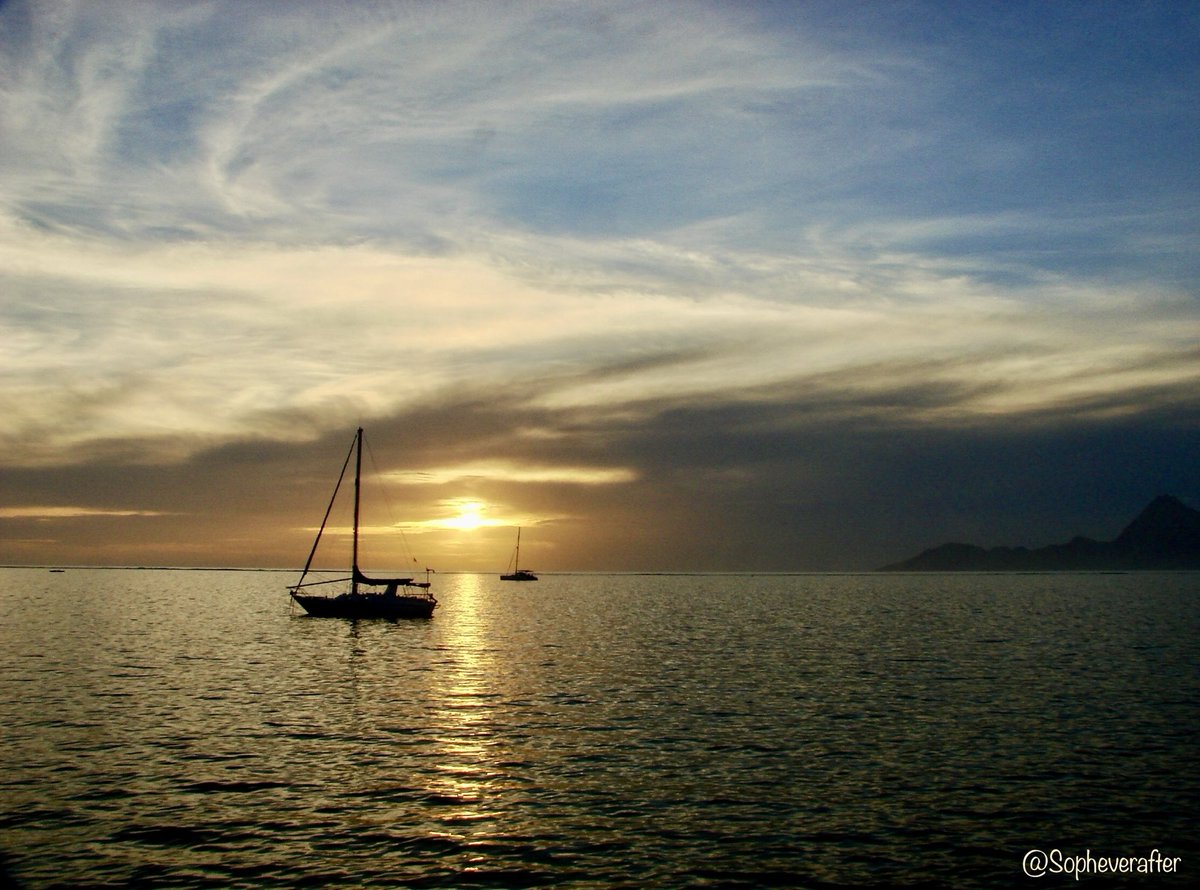 QP Sunsets and Sailboats 

Tahiti, French Polynesia 🇵🇫