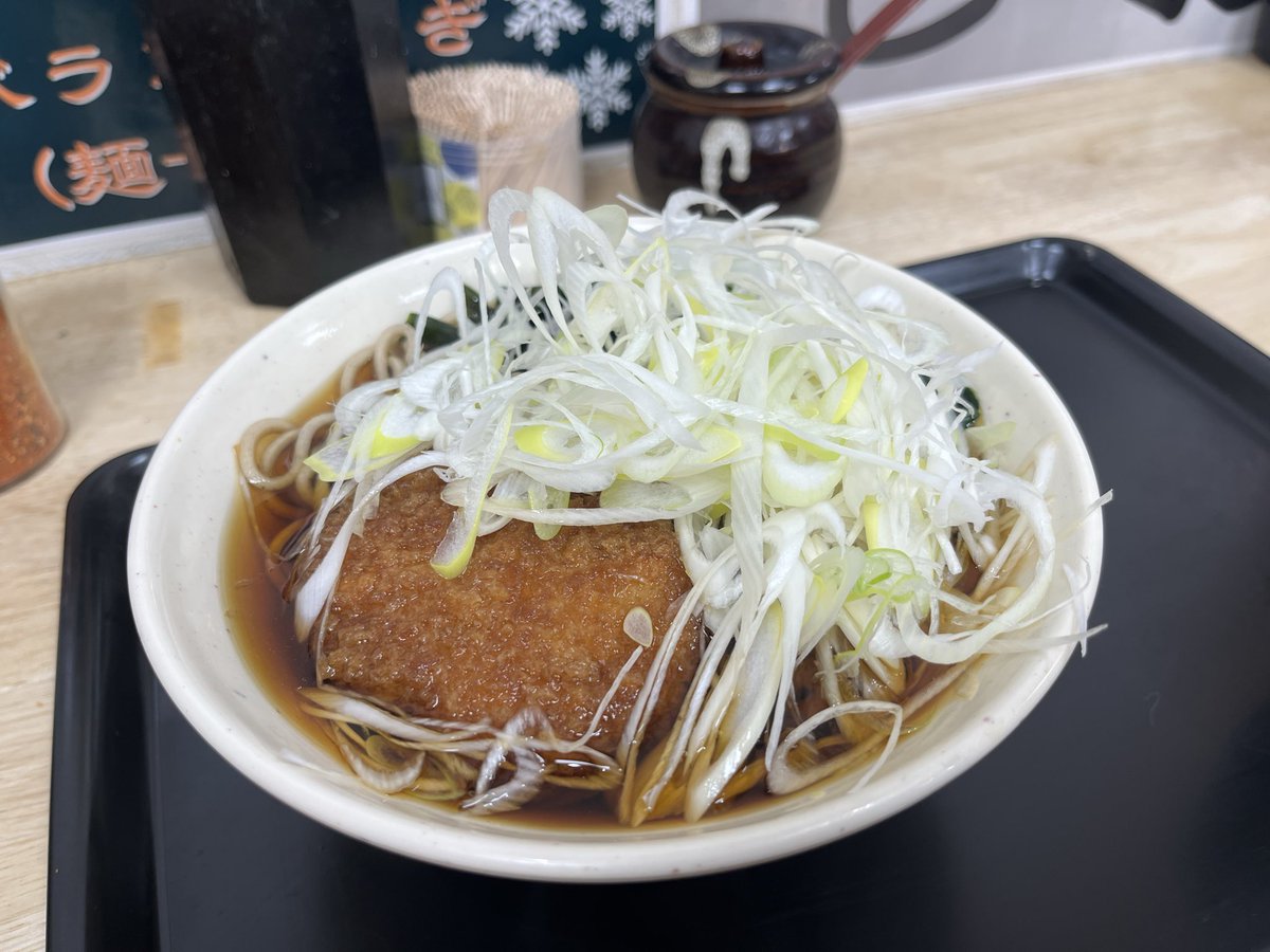 労働のご褒美に2日連続で大好きなコロッケ蕎麦をいただく。（ネギvsワカメ、どちらも美味しゅうございました！）
昨日は食券を渡す前にコロッケ待機してくれてたスタッフさん笑。最高です！
大好きな松石さん、1周年おめでとうございます！
#松石 #立ち食い蕎麦 ＃コロッケ蕎麦