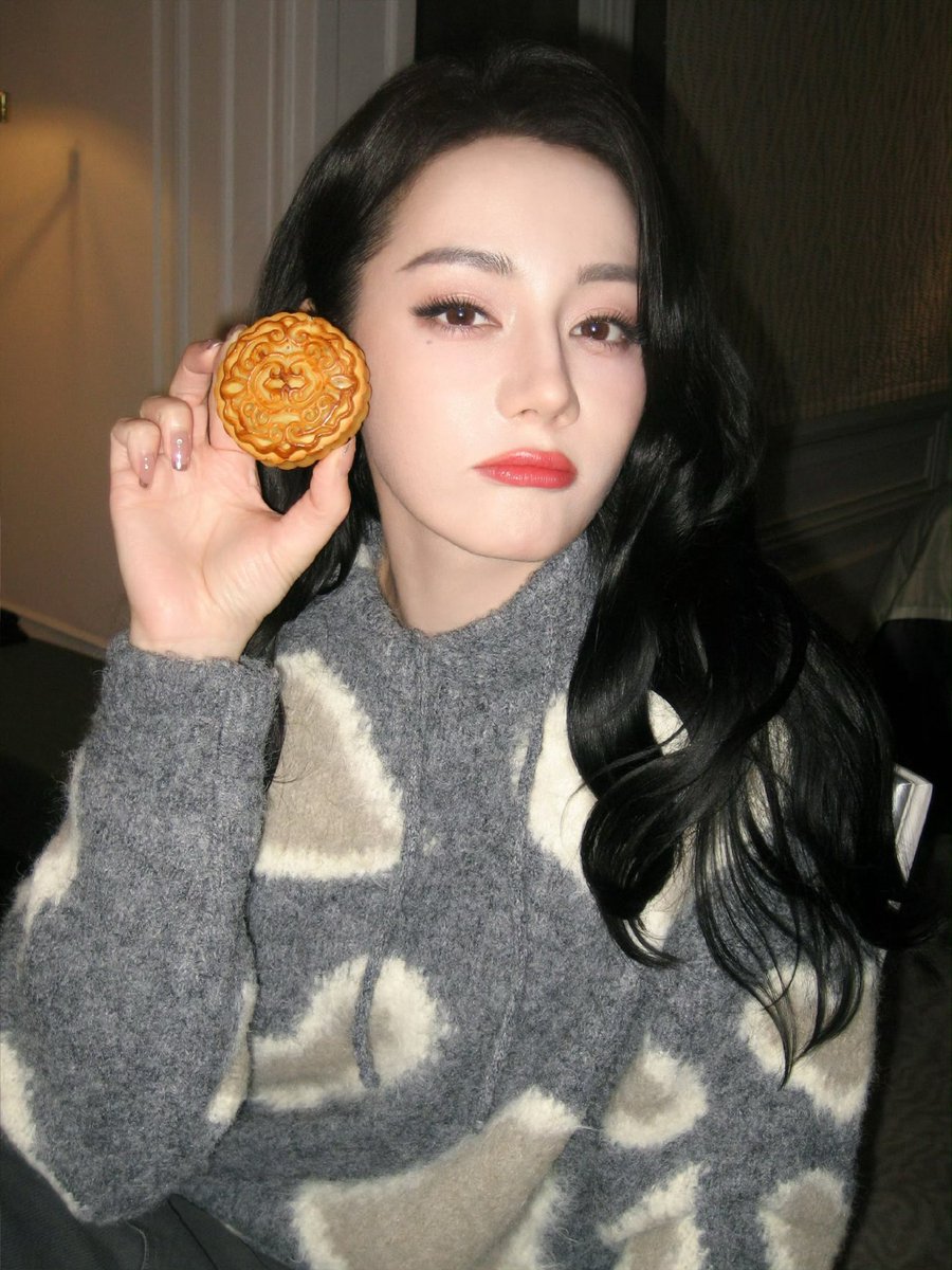 她说她喜欢蛋黄馅的月饼，我也喜欢，所以，她喜欢我

#Dilraba  #DiorSS26 #DilrabaxDior <a href="/Dior/">Dior</a>