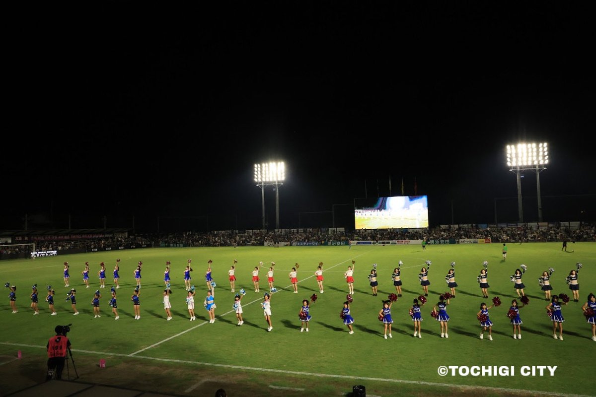 hu_fascinating's tweet photo. みなさんこんにちは☀️🤍
8/23（土）に、栃木CITYさんの試合のハーフタイムコラボパフォーマンスに参加いたしました⚽️
イベントステージへの出演も、大変楽しかったです💕

10/11（土）にも出演しますので、ぜひ見に来てください👀✨

 #白鴎大学  #白鷗大学  #チアリーディング同好会  #FASCINATING https://t.co/albtVOgy5T