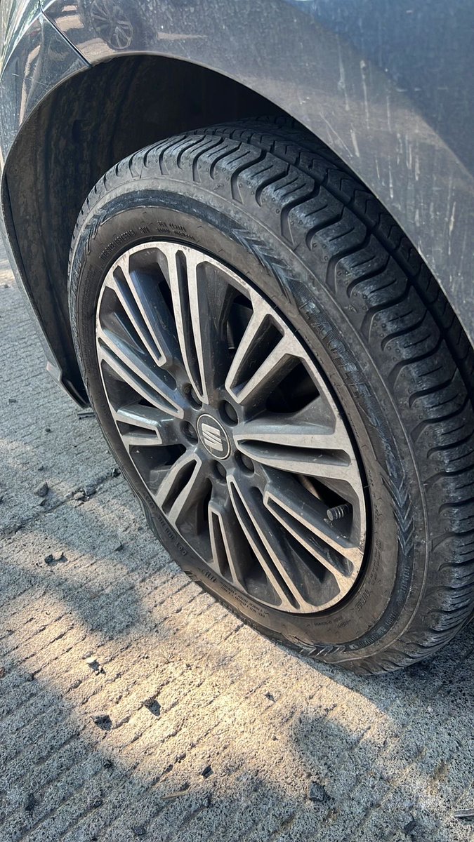 MoisesCarrillo5's tweet photo. @GonzFlo_9 @Trafico_ZMG @ZapopanGob @siapagdl @ZapopanGob @siapagdl yo paso ahí todos los días, es una zona donde pasan cientos de carros! Necesita reparacion!!! Yo incluso tuve una llanta reventada https://t.co/USdvVUr3gT