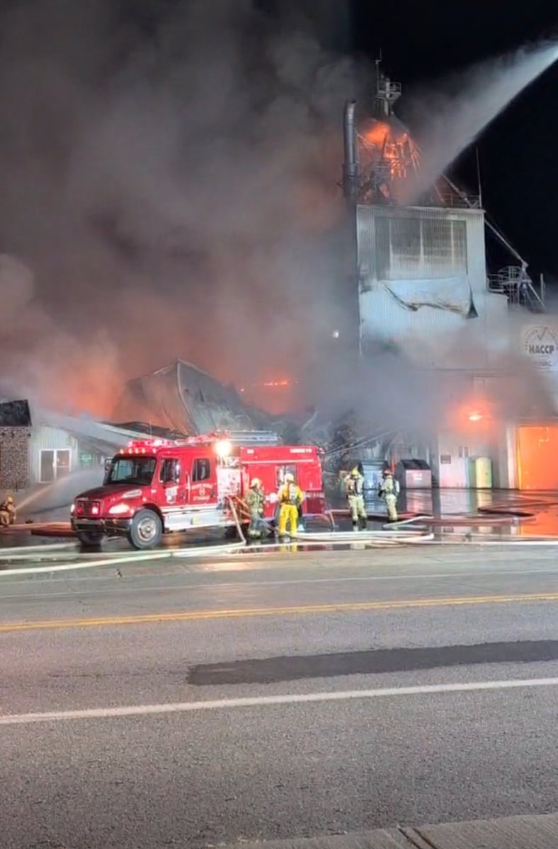 SSIR_INCENDIE's tweet photo. RICHELIEU -  Les membres du #SSIR_INCENDIE sont  présentement en entraide au  SSI St-Damase pour un incendie majeur dans une meunerie , 10-07  10-09  🔥 🚒 👨‍🚒🧯 #incendie https://t.co/GhutpNyFeM