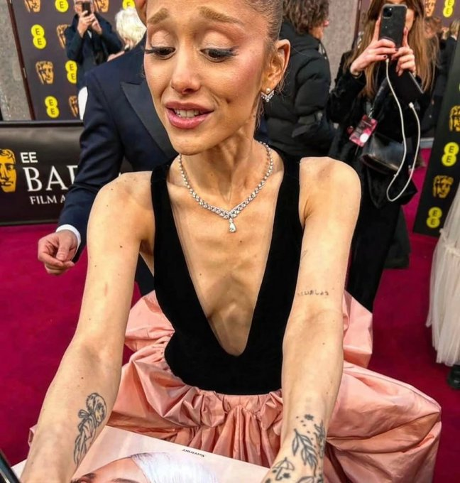 akafaceUS's tweet photo. What happened to Arianna Grande? https://t.co/xUiN78zA1H
