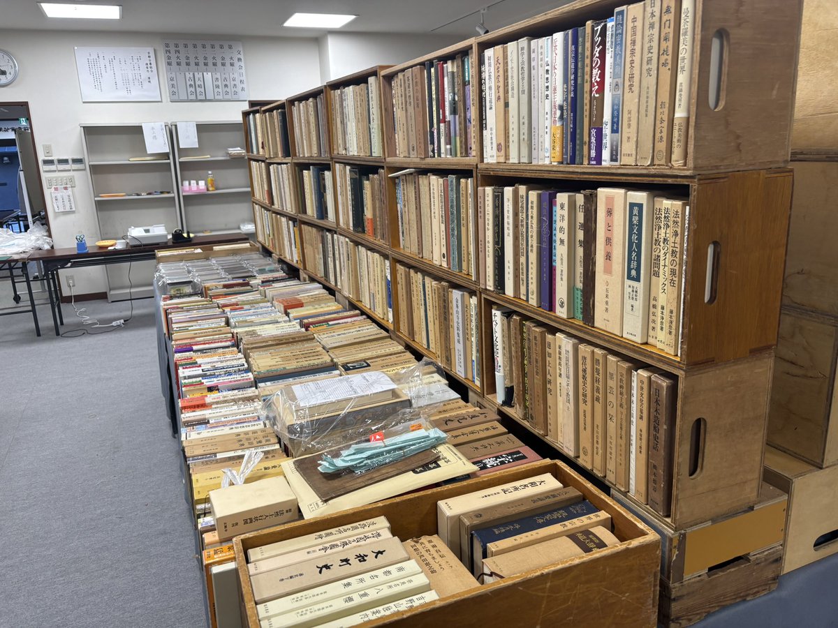 京都スターブックス (@ksb2018) on Twitter photo まちなか古本市快晴の気持ちいい日に初日始まりました。どうぞゆっくりとお買い回りください。 まちなか古本市快晴の気持ちいい日に初日始まりました。どうぞゆっくりとお買い回りください。