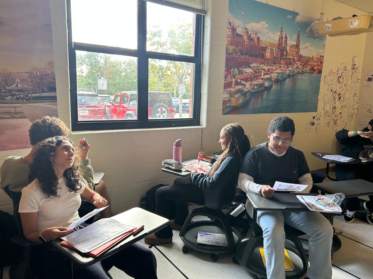 CHSWLanguage's tweet image. IB French students working on image description and analyses by having one partner describing a picture while the other listens and interprets. A fun way to build fluency and descriptive skills, and teamwork!  @The_CHSKnights