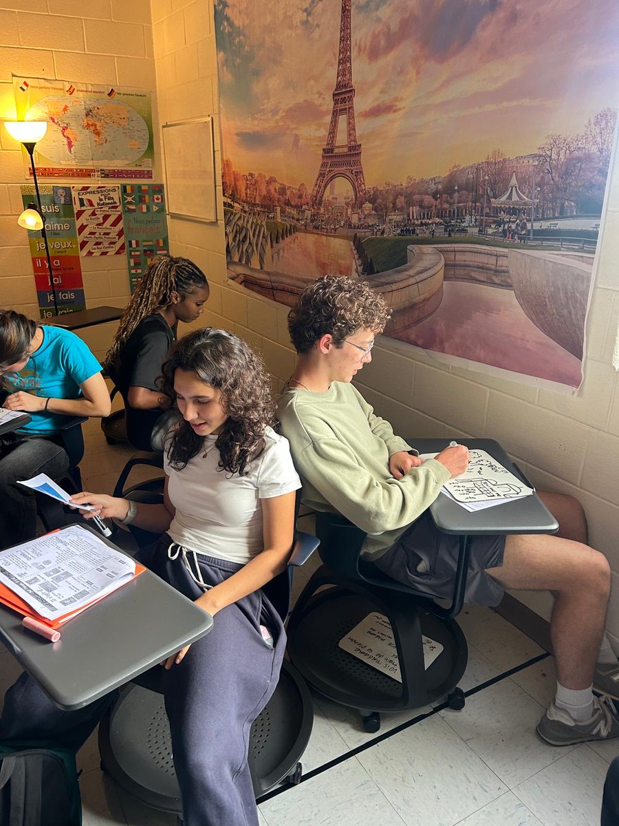 CHSWLanguage's tweet image. IB French students working on image description and analyses by having one partner describing a picture while the other listens and interprets. A fun way to build fluency and descriptive skills, and teamwork!  @The_CHSKnights