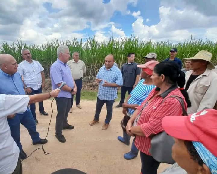 El Presidente de la República  acompañado por el Dr Roberto Morales Ojeda en visita al municipio de #Jatibonico, provincia Sancti Spíritus reconoció la labor del sector de la agricultura  y cañero. #SanctiSpíritusEnMarcha