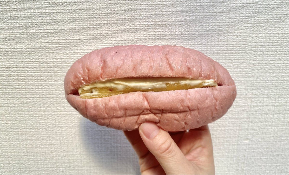 elmomoko's tweet image. やっと買えた!#ファミマ 山崎製パン
生フランスパン(おいも&マーガリン)
ふわっとしたパンには少し塩気
練られた芋餡は甘くて味しっかりで美味
マーガリンは餡の甘さに塩気をプラスし
パンのパサつきを緩和する潤滑油にもなって
影の立役者で1番グッジョブ👏✨