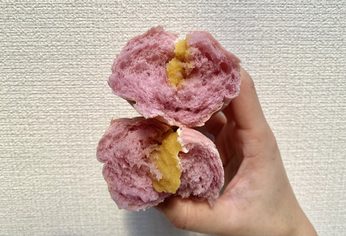 elmomoko's tweet image. やっと買えた!#ファミマ 山崎製パン
生フランスパン(おいも&マーガリン)
ふわっとしたパンには少し塩気
練られた芋餡は甘くて味しっかりで美味
マーガリンは餡の甘さに塩気をプラスし
パンのパサつきを緩和する潤滑油にもなって
影の立役者で1番グッジョブ👏✨