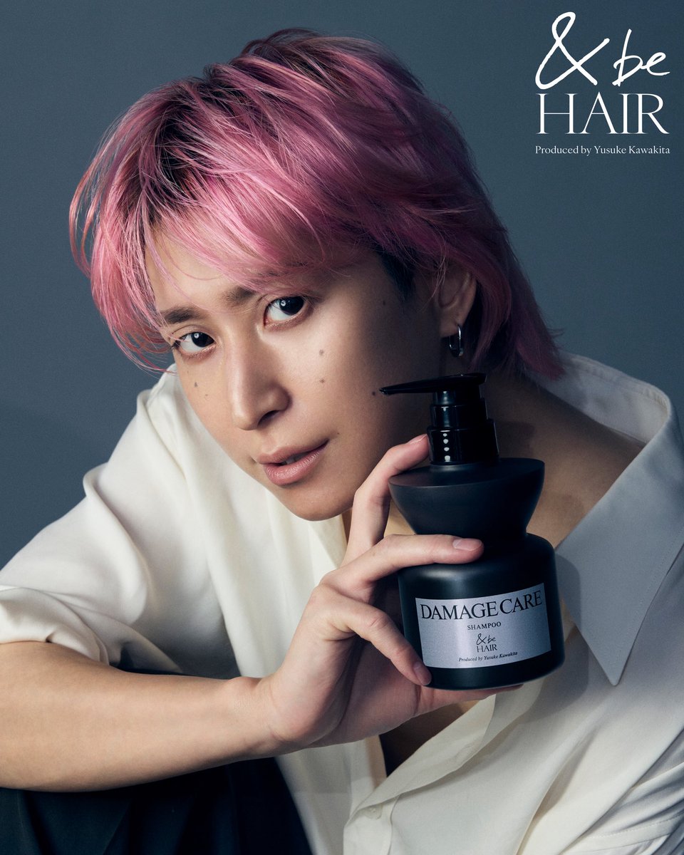 andbe_official's tweet photo. 【&be HAIR ダメージケア誕生】
ダメージに負けず、軽やかにまとまる。
ダメージケアに特化したシャンプー＆トリートメントは「CMC（細胞膜複合体）」に着⽬。

■ダメージケアシャンプー
サルフェート（ラウレス硫酸Naなど）、シリコーンフリー処方。
植物由来の洗浄成分が、頭皮の余分な皮脂や汚れをしっかり浮かせて洗浄！
きしみやすいダメージヘアも、しっとりとなめらかな指通りに。
保湿アミノ酸*、加水分解エンドウタンパク**、加水分解シルク**配合！
髪の芯までうるおいを届け、ハリ・ツヤを与えながら、うるおいを逃さない補修ケアを叶えます。

【10月17日（金）全国発売※10月10日（金）POP UP先行発売】
・＆be ダメージケアシャンプー
400ml ￥1,760（税込）
https://t.co/OpbjkwZ4Ub

*ＰＣＡ－Ｎａ、プロリン、トレオニン、イソロイシン、ヒスチジン、フェニルアラニン、バリン、セリン、アラニン、乳酸Ｎａ、アルギニン、ＰＣＡ、グリシン（すべて保湿成分）  **補修成分

#アンドビーヘア #佐久間大介

@SAK_SAK_SAKUMA