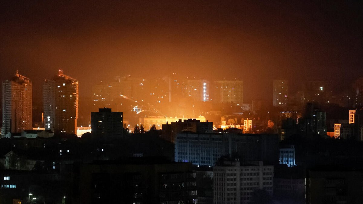 France24_fr's tweet image. Ukraine : Kiev partiellement privée d&apos;électricité après une attaque russe d&apos;ampleur
➡️ go.france24.com/ZfT