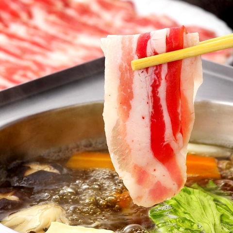 umai_roppakutei's tweet image. フォローリツイートキャンペーン🐷第９弾 🐷

今回は当店の名物であり一番人気の一品‼
★黒豚しゃぶしゃぶ鍋 ハーフセット（２〜３人分）を３名様にプレゼント🤗✨…