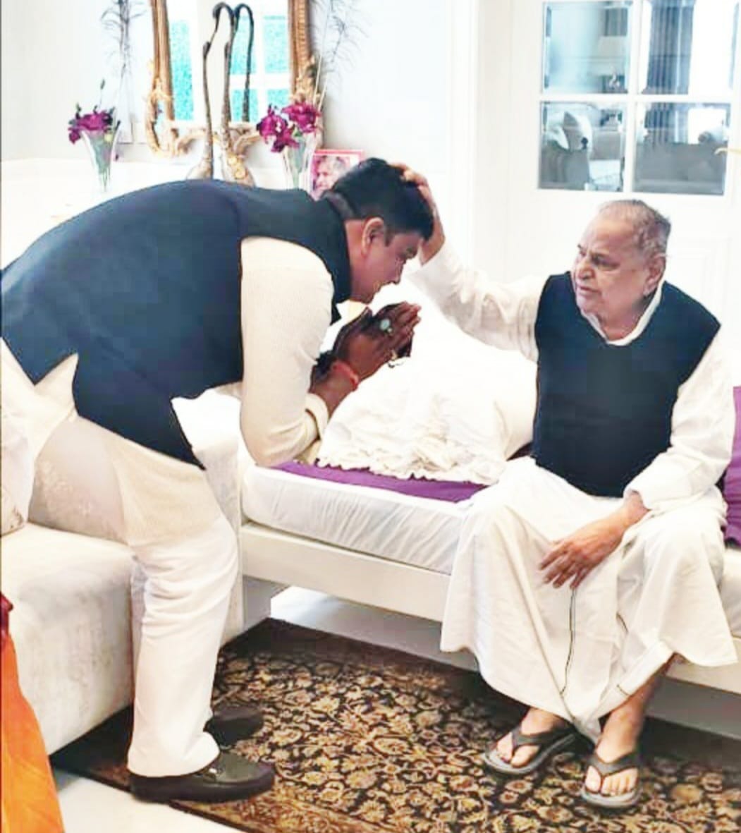 pawanpandeysp's tweet photo. श्रद्धेय नेताजी की पुण्यतिथि का यह दिन मेरे जैसे लाखों-करोड़ों अनुयायियों के लिए केवल एक तिथि नहीं, बल्कि भावनाओं, स्मृतियों और श्रद्धा का सागर है। आज भी जब नेताजी का नाम स्मरण करता हूँ, तो हृदय गर्व और वेदना से भर उठता है — गर्व इस बात का है कि हमने उनके युग में जीवन जिया, और वेदना इस बात की कि अब वे हमारे बीच साक्षात नहीं हैं।

नेताजी केवल एक राजनेता नहीं थे — वे एक युगदृष्टा, एक विचारधारा, और इस देश के नौजवानों की प्रेरणा का शाश्वत स्रोत थे। उन्होंने हमें सिखाया कि राजनीति सत्ता का नहीं, सेवा का माध्यम है; पद प्रतिष्ठा का नहीं, संघर्ष और समर्पण का मार्ग है। उन्होंने यह विश्वास जगाया कि मध्यमवर्गीय परिवारों के साधारण युवा भी यदि संकल्प लें, तो समाज की धारा मोड़ सकते हैं, इतिहास लिख सकते हैं।

नेताजी हमारे लिए किसी ईश्वरीय शक्ति से कम नहीं थे — उनके जीवन में अनुशासन था, उनके आचरण में विनम्रता थी, और उनमें वह नेतृत्व था जो हर युवा के भीतर छिपी प्रतिभा को पहचानता और उसे संवारता था। उन्होंने हम सबको केवल राजनीति नहीं सिखाई, बल्कि यह भी सिखाया कि कैसे जनता के आंसू पोंछना ही सबसे बड़ी पूजा है, और जनता का विश्वास ही सबसे बड़ा पुरस्कार।

आज उनकी पुण्यतिथि पर जब मैं उनकी स्मृतियों को नमन करता हूँ, तो ऐसा प्रतीत होता है मानो वे आज भी हमारे सिर पर हाथ रखकर मुस्कुराते हुए कह रहे हों — “संघर्ष करते रहो, जनता के साथ बने रहो, यही सच्ची श्रद्धांजलि होगी।”

श्रद्धेय नेताजी को शत-शत नमन।
आपका मार्गदर्शन, आपका आशीर्वाद और आपकी प्रेरणा सदा हमारे साथ रहे —
क्योंकि नेताजी नहीं गए हैं, वे आज भी हमारे विचारों में, हमारी आत्मा में, और हमारे कर्मों में जीवित हैं।

शत-शत नमन।
विनम्र श्रद्धांजलि।