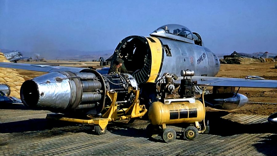 bonjabonja_taku's tweet image. F-86 engine maintenance scene.

F-86のエンジンメンテ風景  
#Airplane