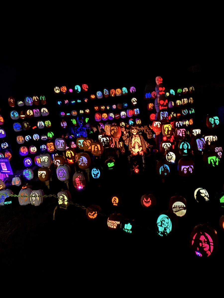 Very awesome display in my hood 🤘🏽🎃🤘🏽<a href="/Aerosmith/">Aerosmith</a> <a href="/OzzyOsbourne/">Ozzy Osbourne</a>