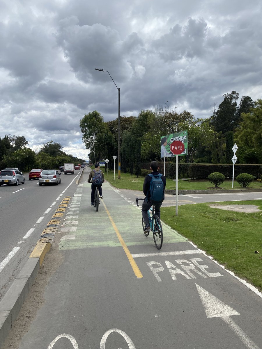 uribeser's tweet photo. El Código Tránsito establece que los ciclistas son actores viales vulnerables y, por tanto, los conductores de vehículos automotores deben otorgarles prelación en cruces e intersecciones. Estas fotos demuestran lo contrario @CiclorutaBog 
 @SectorMovilidad @ClaudiaDiazAco1 https://t.co/VWSxDyY6p7