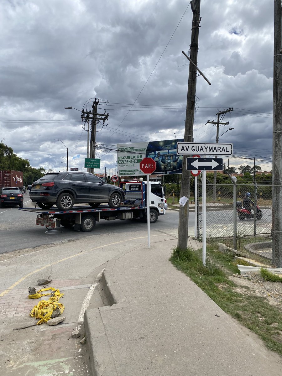 uribeser's tweet photo. El Código Tránsito establece que los ciclistas son actores viales vulnerables y, por tanto, los conductores de vehículos automotores deben otorgarles prelación en cruces e intersecciones. Estas fotos demuestran lo contrario @CiclorutaBog 
 @SectorMovilidad @ClaudiaDiazAco1 https://t.co/VWSxDyY6p7