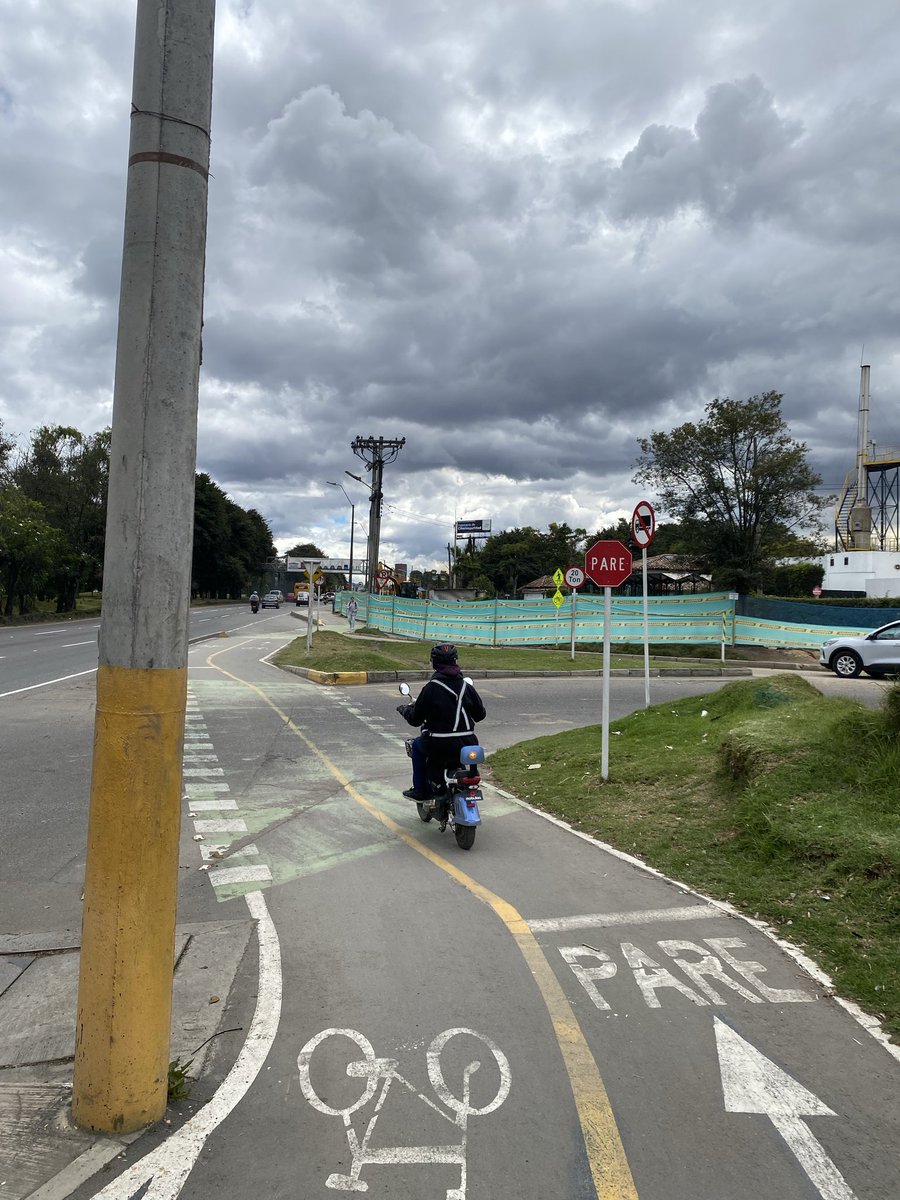 uribeser's tweet photo. Señalización que no cumple lo establecido en el código. La prioridad es del ciclista @Bogota @MinTransporteCo @JD_Quinteror @ANI_Colombia https://t.co/qTtPNquGL6