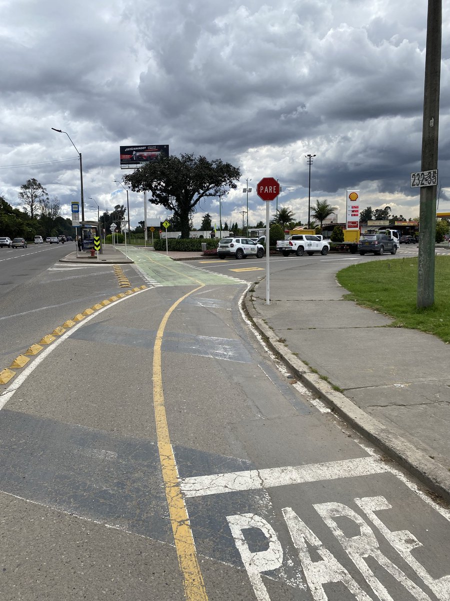 uribeser's tweet photo. Señalización que no cumple lo establecido en el código. La prioridad es del ciclista @Bogota @MinTransporteCo @JD_Quinteror @ANI_Colombia https://t.co/qTtPNquGL6