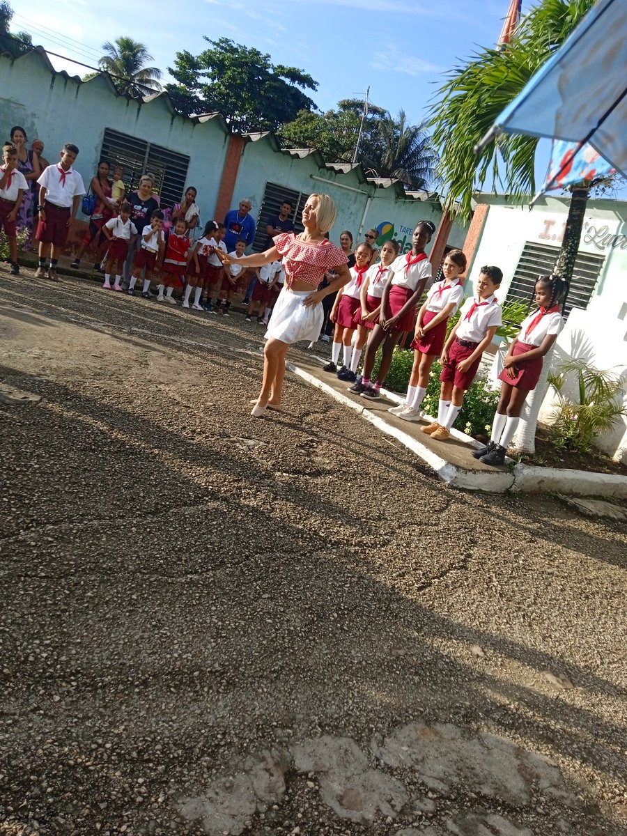 BjmMayari76360's tweet photo. Matutino Especial en la EP Lucía Íñiguez Landín de la zona de Rio Grande en saludo a un aniversario más de la muerte del Che Guevara donde recibieron su atributo los niños de primer grado. De las actuaciones se encargaron brigadistas de la casa de la cultura de Nicaro.
#21AñosBjm https://t.co/n1Yv9xmH9B