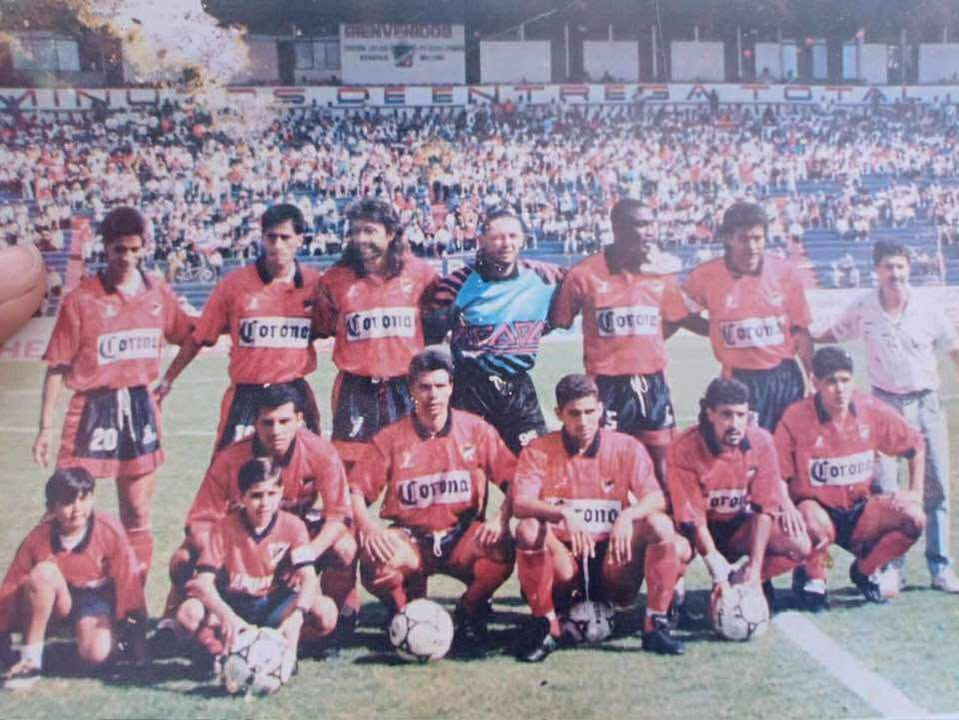 Irapuato a mediados de los 90s en la Primera "A". Gracias a José Luis "el pecas" Castro, ex jugador de la trinca que aparece en la foto sentado en el balón.

Aporte de  Antony Salazar