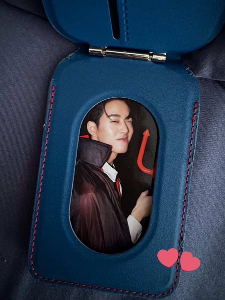 skiestline's tweet photo. 💙: today i bring my boyfriend
🦈: my boyfriend? (???? 🏳️‍🌈)
💙: MY boyfriend
🦈: oh who? where?
💙: do you want to see him?
🦈: yes
💙: here he isss (opened my wesley magsafe to show the pc inside)
🦈: 🤨🤨
💙: it’s youuu
🦈: 😆😆😆

#GMMTVFANIVALxWilliamEst #est_rvp https://t.co/GAOgfG5UfB