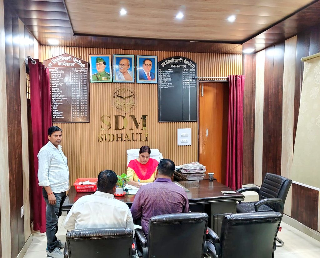 dm_sitapur's tweet image. तहसील स्तरीय अधिकारियों द्वारा अपने-अपने कार्यालय कक्ष में जनसुनवाई के दौरान आए हुए फरियादियों की समस्याओं को सुनकर प्राप्त शिकायतों का संतुष्टिपूर्ण/गुणवत्तापूर्ण निस्तारण किया जा रहा है। @ChiefSecyUP @CMOfficeUP @InfoDeptUP @myogiadityanath @UPGovt #UPCM #sitapur