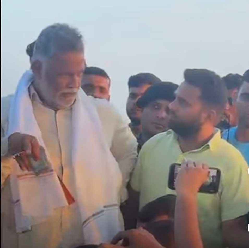 मधेपुरा के सांसद पप्पू यादव बाढ़ पीड़ितों से मिलने आए थे और इस दौरान 80 परिवारों को करीब पांच लाख रुपये बांटे।😯😯

बिहार विधानसभा चुनाव 2025 के बीच
वैशाली में आचार संहिता उल्लंघन का मामला सामने आया है।

स्थानीय लोगों की शिकायत के बाद पुलिस ने देसरी थाने में पप्पू यादव के खिलाफ