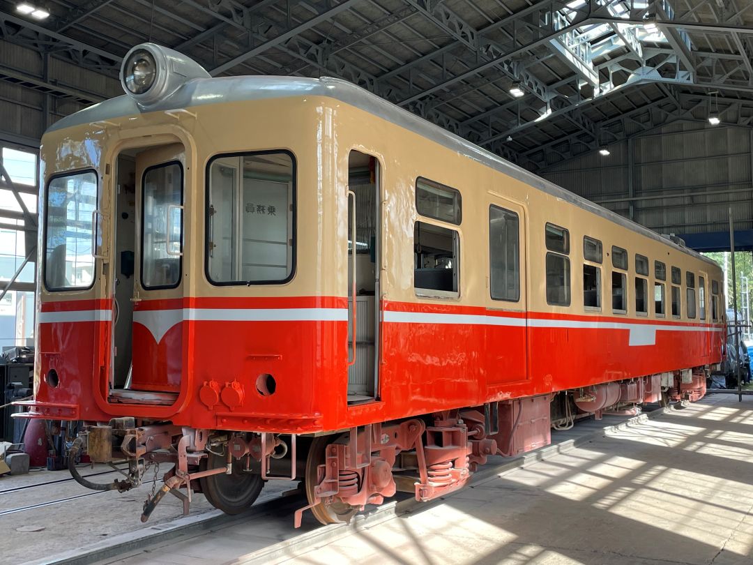 kosakamachi's tweet photo. 小坂鉄道レールパークでは、「キハ２１００形」の塗装修繕が進んでいます。
１０月１２日（日）と１３日（月・祝）に開催される「小坂・鉄道まつり2025」では、修繕中の様子が間近でご覧いただけます。
ぜひ、ご来場ください。

#キハ2100形 #小坂鉄道まつり #小坂町　#明治百年通り https://t.co/QAXYd7wNLM