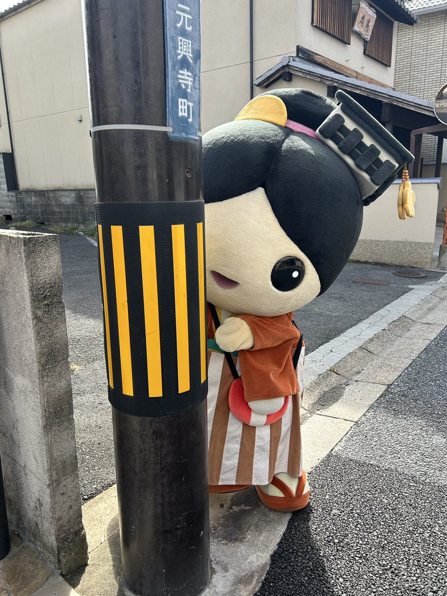 naramachiko0208's tweet image. チラリ😏

#ならまちこ #ならまち #砂糖傳増尾商店 #砂糖傳 #増尾商店 #奈良 #ゆるキャラ #マスオグループ
