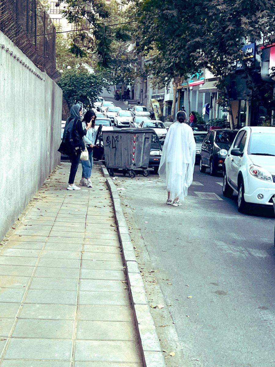 JavadGheibi's tweet image. دیشب وقت پیاده روی چیز جالبی دیدیم!☺️😍
با لباس عروس کنار خیابان متن بزرگ در دست
"من شوهر میخوام"😅😲
با دلبر کلی باهاشون شوخی خنده کردیم عکس گرفتیم حال همو خوب کردیم…☺️😍
کاش همه دختر پسرها به عشق و آرامش و آرزوهای خوب و مثبتشون برسند🙏💚🥹
#صبح_بخیر_زندگی