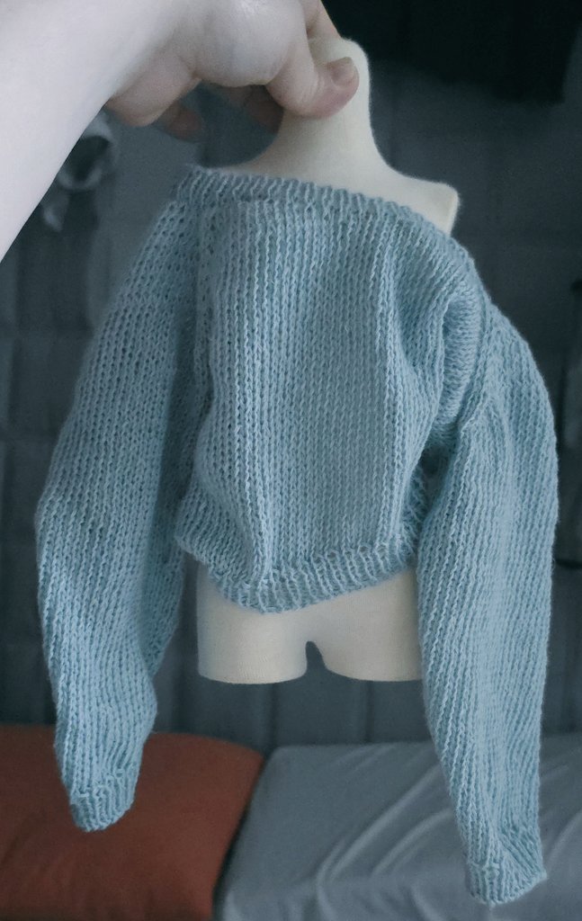 16세 여아를 위한 루즈핏 니트.

사실은 75 남아 사이즈.
새벽에 16세 핏을 보고싶어서 찍음.
핑크로 뜰걸 그랬어.