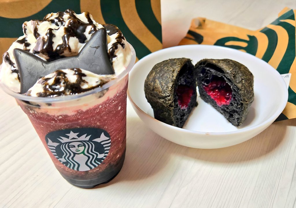 アサイーベリーフラペチーノ
猫耳がなんともかわいい
飲むとベリー系の甘酸っぱさが
とても爽やかで
ホイップとチョコの程よい甘みがよくあいめちゃうま
猫耳は甘さ控えめ固めなチョコ

チョコ&amp;ベリーデニッシュ
さっくり甘さ控えめちょっとビターなデニッシュ生地にジャムの酸味がいい感じ