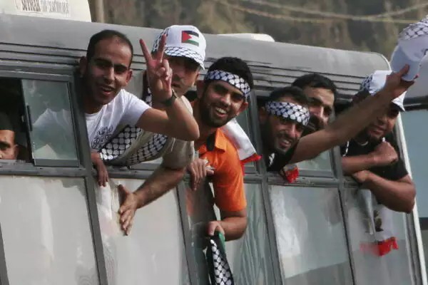 במסגרת העסקה הנוכחית צפוי שחרור של כ־2,000 אסירים פלסטינים – בהם 250 אסירי עולם ועוד כ־1,700 עצורים מעזה.
חוזר שוב – 250 מתוך 270 רוצחים שנדונו למאסרי עולם – ישוחררו.

⚫ רוצחי משפחת פוגל – לא ישוחררו. שמם הוסר מהרשימה.
⚫ משתתפי הלינץ' ברמאללה (2000) – כן ישוחררו. אותם שביצעו את