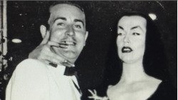 DrBuzz_Forensic's tweet image. Writer, director & producer Ed Wood Jr. was #BornOnThisDay Oct. 10, 1924. Remembering his #cult films; Glen or Glenda (1953), Bride of the Monster (1955) & Plan 9 from Outer Space (1959). Battling alcoholism, he passed in 1978 (age 54) from #heartattack #RIP #GoneTooSoon #BOTD