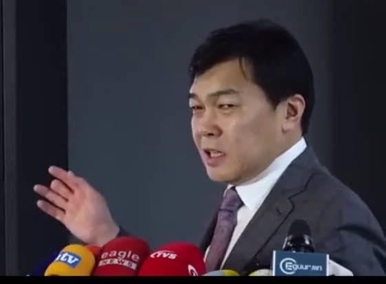 Энэ хүний хуруу нь тасарсан харагдаж байна. Сэтгүүлчид эхлээд таны хурууг хэзээ хэн яагаад таслав гэж асуугаасай.