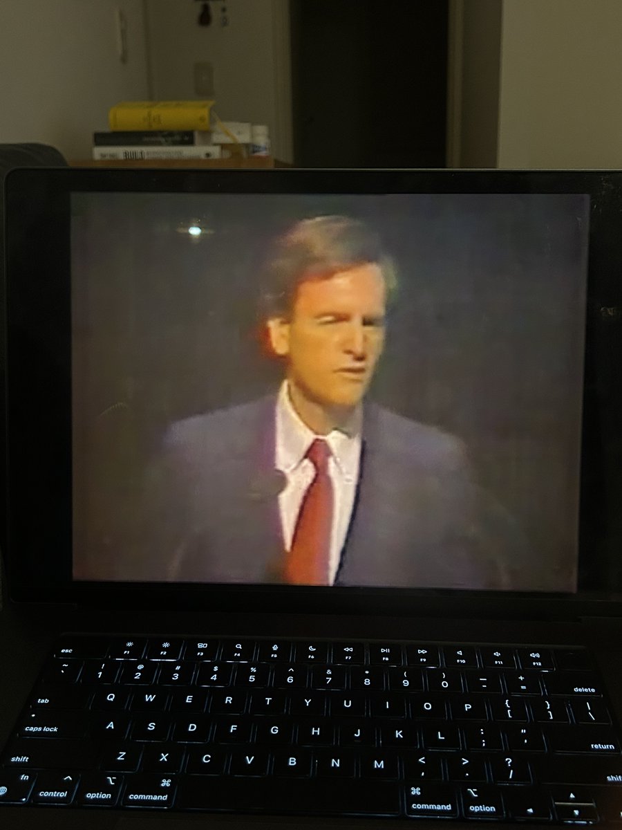 estoy mirando la annual shareholder meeting 1984 de Apple y no me acordaba lo MAL que enfatiza Sculley las palabras durante los 20 minutos que habla