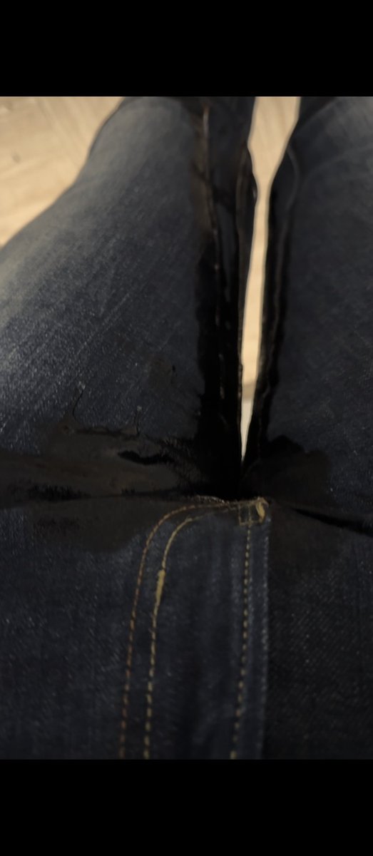 大型剧情作品，户外男主播再次开车极限憋尿，最终拍摄场地公园内极限失禁，外出吃东西在座位上漏尿，返程途中电梯上实在尿意难耐尿裤子！长片定制系列最新出炉。