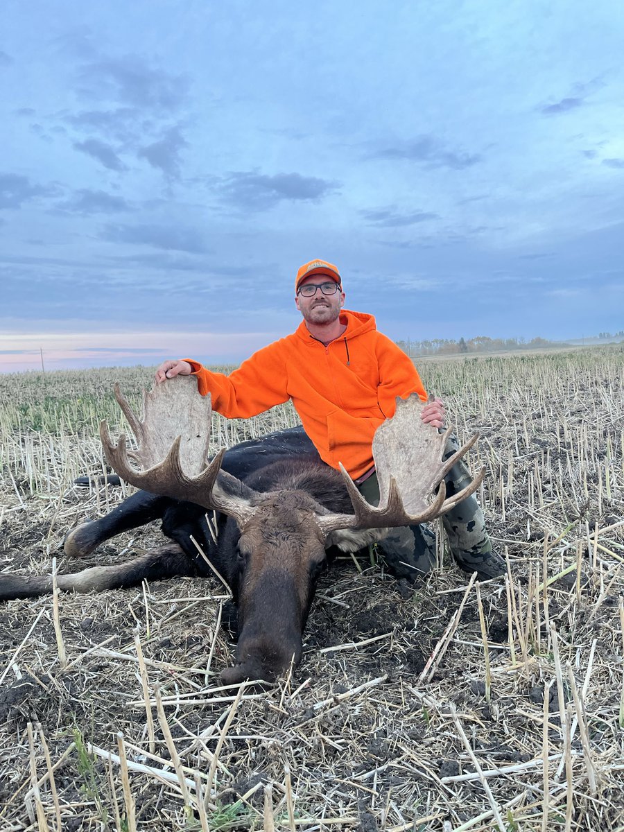 EmilyAnrepp's tweet image. The elk in this photo is really big. I guess the meat is enough to eat for a while. I’m so envious!