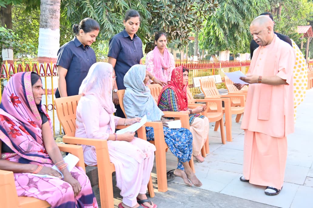 लोक-कल्याण के साधक, सुशासन के प्रतीक मुख्यमंत्री श्री <a href="/myogiadityanath/">Yogi Adityanath</a> जी महाराज ने आज <a href="/GorakhnathMndr/">Shri Gorakhnath Mandir</a> परिसर में आयोजित जनता दर्शन में विभिन्न जनपदों से आए लोगों की समस्याएं सुनीं।

महाराज जी ने संबंधित अधिकारियों को प्राथमिकता के साथ जनसमस्याओं के निराकरण हेतु निर्देश दिए हैं।