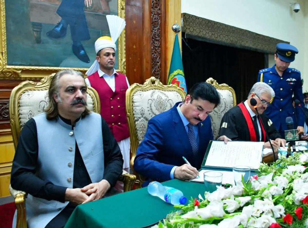 "جو کل تک گورنر خیبرپختونخواہ فیصل کنڈی کو نکالنے کی بات کرتا تھا، 
آج اسی فیصل کنڈی کو اپنا استعفیٰ دے رہا ہے — سیاست کے رنگ نرالے!"
#AliAminGandapur #PPP #FaisalKarimKundi