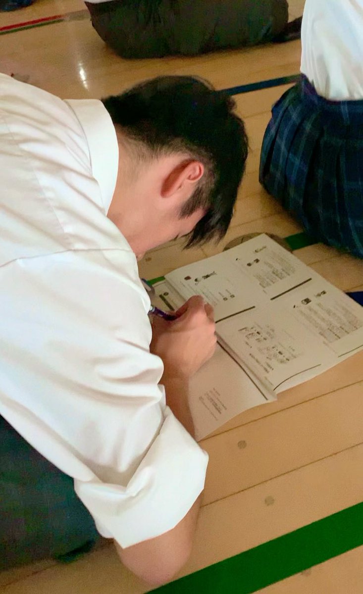 shofu_h's tweet photo. 【3年次生⭐️金融経済教育を実施📝】
外部講師の方をお招きし、成人・卒業後の人生設計を見据えたお金に関する正しい知識や⭕️ローンとクレジットのしくみ⭕️信用・信頼が大切⭕️利息や契約内容の確認
など、クイズを交えながらお金の基本的な仕組みを学びました🙋🏻✨ https://t.co/ufqMn5Z3l3