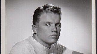 DrBuzz_Forensic's tweet image. Actor Richard Jaeckel was #BornOnThisDay, Oct. 10, 1926. His film & TV roles spanned 6 decades with over 100 TV episodes to his credit, not including his ongoing film work. Jaeckel usually played tough, vengeful hot heads. Passed in 1997 (age 70) from #cancer. #RIP #BOTD #hunk