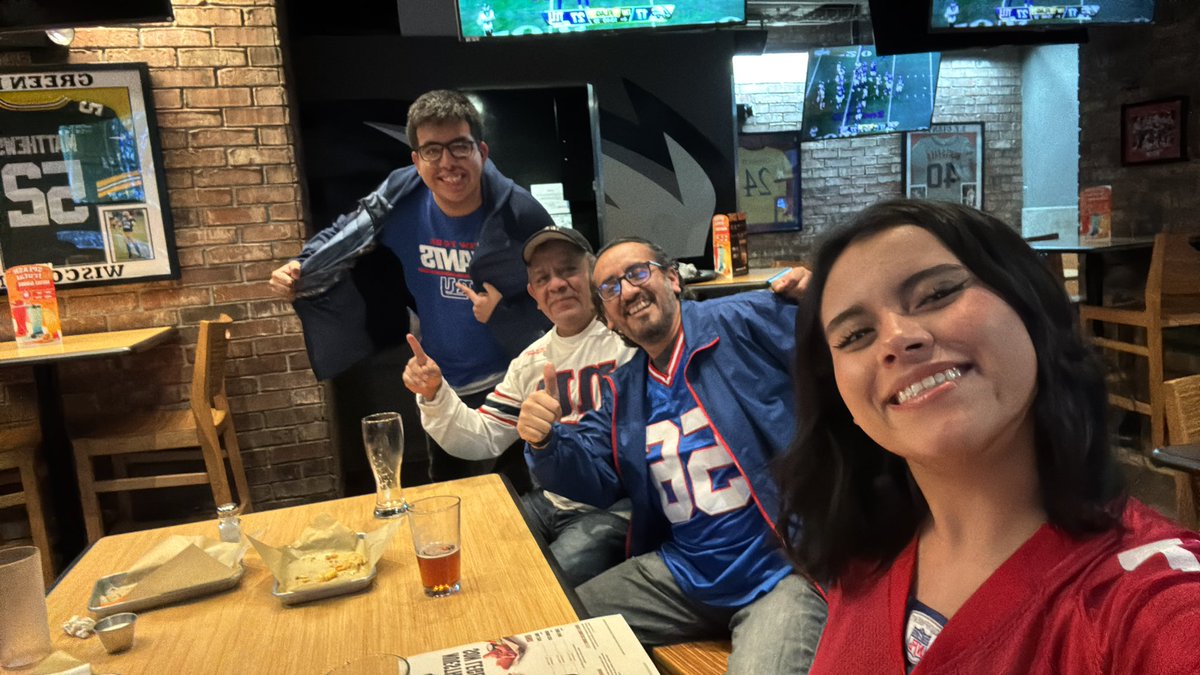 Moranche's tweet photo. @FOXImpactoNFL apoyando a los @nygiants_mx desde la CDMX, poquitos pero muy unidos #GiantsPride https://t.co/bV0dQb9fiR
